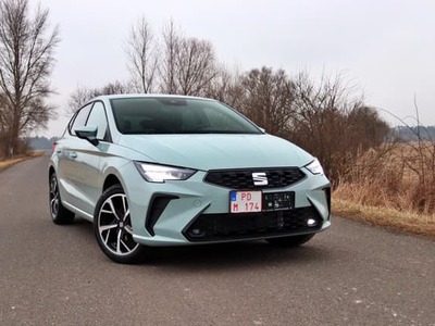 SEAT Ibiza. Pamätáte si? Také sympatické malé auto. Áno. Zo Španielska. Áno. Stále je tu. A je zas o niečo sviežejšie. Malé auto. Čo to je? Načo to je? Veď my všetci sme už z malého auta vyrástli. Chceme väčšie. Ťažšie, pažravejšie. Viete, také do ktorého sa ľahko nastupuje a pripadáme si v ňom vyššie, než sme v skutočnosti. Výškou, rebríčkom.