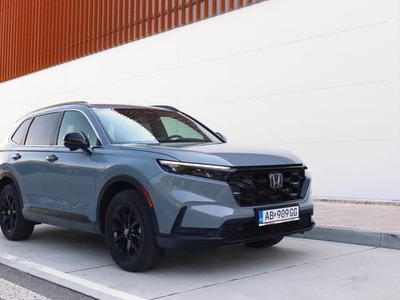 Honda CR-V 2026 je na Slovensku k dispozícii v troch motorizáciách, všetky sú založené na full hybridnom systéme e:HEV. Základná verzia má k dispozícii pohon predných kolies, kde sa spaľovací motor vie cez spojku pripojiť k elektromotoru a pomôcť vo vyšších rýchlostiach, no inak sa o pohon prednej nápravy stará len trakčný elektromotor a spaľovací motor pracuje ako generátor.