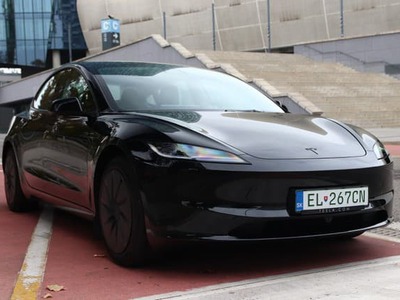 Tesla získala povolenie na odomknutie funkcie TAD. V piatok minulý týždeň 16. októbra to v tlačovej správe oznámilo ministerstvo dopravy. Funkcia TAD, v minulosti tiež nazývaná FSD (Supervised) je v preklade asistované riadenie Tesla (Tesla Assisted Driving). Ide o automatické jazdenie vozidla od adresy po adresu s tým, že zodpovednosť za jazdu má vodič, ktorý musí na jazdu dohliadať, no nemusí mať ruky na volante.
