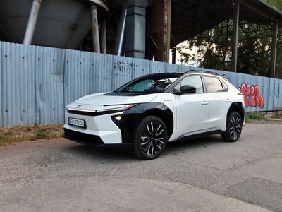 Toyota BZ4X prešla po necelých štyroch rokoch naozaj dôkladným faceliftom. Tak dôkladným, že aj keď ide stále o to isté auto, ako jeho užívateľ vôbec nemáte ten dojem - že ide o rovnaké auto. Model vyzerá trochu inak, no hlavné zmeny sa netýkajú jeho vizáže. Sú skryté pod plechmi.