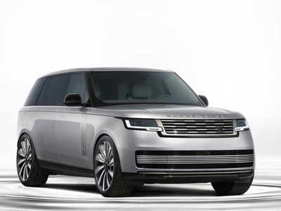 Ak si myslíte, že Range Rover už dosiahol vrchol luxusu, verzia Range Rover SV Ultra vás rýchlo vyvedie z omylu. Britská značka Land Rover totiž vytiahla eso, ktoré nemá osloviť masy, ale vybranú úzku skupinu zákazníkov zvyknutých na to najlepšie. A keď hovoríme najlepšie, myslíme tým skutočne všetko. Od materiálov cez technológie až po samotný spôsob, akým sa k autu vôbec dostanete.