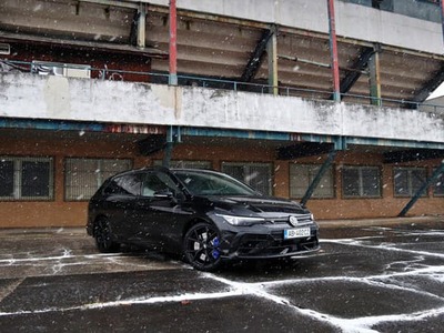 Ako by asi vyzeralo auto, ktoré má úplne všetko čo môžete chcieť? Silný motor, veľký kufor, veľkú kabínu, výbornú prevodovku, výborný pohon všetkých kolies, výborný dizajn, silný status na ceste, rešpekt na parkovisku a k tomu relatívne kompaktné rozmery a prijateľnú hmotnosť? Bol by to Mercedes GLE? BMW X7? Toyota Land Cruiser? Asi nie. Bol by to Golf GTI, Octavia RS, Cupra Leon a aj Golf Variant R.