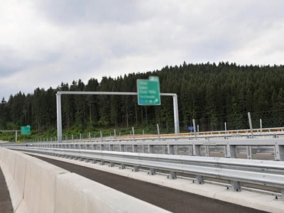 Žilina/Svrčinovec 2. septembra (TASR) - Po viac ako 50 dňoch sa skončili dopravné obmedzenia súvisiace s údržbou na kysuckej časti diaľnice D3. Ako TASR informoval odbor mediálnej komunikácie Národnej diaľničnej spoločnosti (NDS), diaľničný úsek Svrčinovec - Skalité vrátane tunelov Svrčinovec a Poľana bol v stredu popoludní sprejazdnený.