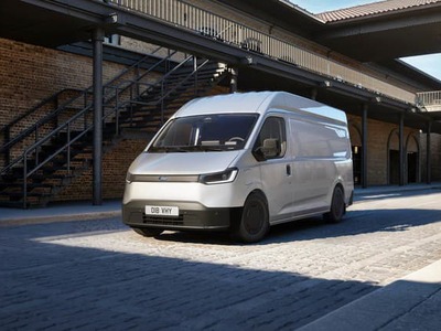 Ford rozširuje ponuku úžitkových elektromobilov o model, ktorý ide proti zaužívanému trendu univerzálnosti. Transit City totiž nevznikol ako náhrada klasickej dodávky, ale ako presne definovaný pracovný nástroj pre mestské doručovanie.