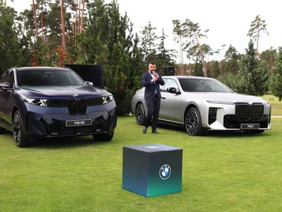 BMW toho času strategicky rozmiestnilo po Slovensku prvé vyrobené kúsky novej generácie modelu X5. Ten prichádza podobne ako i7 zo začiatku najmä v elektrických verziách, no aj plug-in hybridy a mild-hybridy sa chystajú doraziť aj do našich končín. Výroba modelov začala zhruba mesiac po sebe v priebehu leta. Dôkladne faceliftovaná i7 má už otvorené objednávky, iX5-ťku si budete môcť objednať až o niekoľko týždňov neskôr.