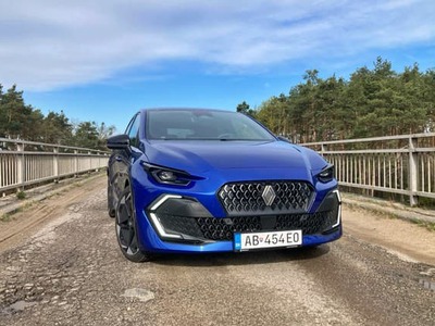 Renault Clio šiestej generácie je síce rozmerovo takmer rovnaký a stojí tiež na rovnakej platforme CMF-B, má však dôsledne prepracovaný dizajn a výrazne vylepšenú ponuku výbav. Kvalitou i možnosťami šiel hore aj interiér a novinky sú aj v priestore Podkapotou.