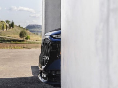 Audi Q9 sa pred pár dňami oficiálne odhalila celosvetovému publiku. Ide o produkt bratislavského závodu koncernu Volkswagen. Konštruktéri značky z Ingolstadtu vytvorili prvé full-size SUV, ktoré sa nestratí ani medzi americkými macatými SUV. Prinesie podobne ako najbližší konkurenti X7 od BMW a GLS od Mercedesu kúštik európskej racionality a prepracovanosti. Lebo pravda, USA je pre toto auto kľúčovým trhom, no s istotou sa objaví aj na našich cestách. A to od novembra tohto roku. Importér oznámil štartovaciu cenu na úrovni 113-tisíc eur. Model už možno na Slovensku objednať.