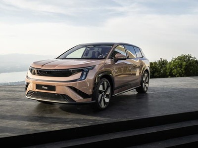 Škoda vstupuje do novej éry elektromobility s modelom Peaq. Nové veľké elektrické SUV nechce byť iba ďalším rozšírením ponuky značky, ale úplne novou vlajkovou loďou, ktorá ukazuje ďalšie smerovanie automobilky. Peaq prichádza ako najväčší a technologicky najvyspelejší elektromobil značky Škoda a zároveň ako prvý elektrický model automobilky so siedmimi miestami.
