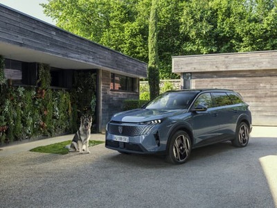 Peugeot si pre majiteľov psov pripravil špeciálny psí koncept vozidla menom Peugeot E-5008. Elektrické auto je pripravené previesť psa od domu na dovolenku a späť čo najpríjemnejšie a to ako pre psa, tak pre majiteľa.