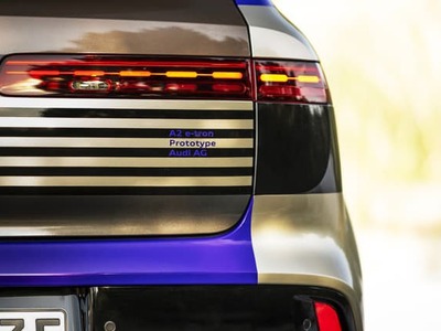 Model Audi A2 sa po dvoch desaťročiach vracia na európske cesty. Premiéru bude mať na jeseň a zatiaľ je stále mierne kamuflovaný. Už teraz je ale zrejmé, že auto nadviaže na prvú generáciu a to ako v dizajne, tak v prístupe k technológiám. Namiesto spaľovacích motorov ako 1,2 TDI však bude A2-jka čisto elektrická.