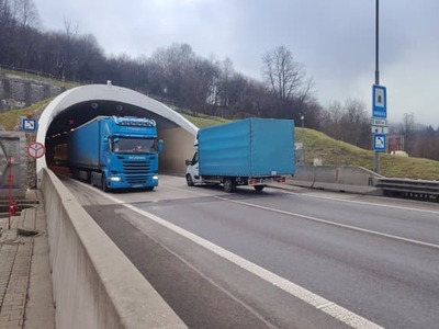 Národná diaľničná spoločnosť (NDS) uzavrie počas oboch víkendových dní (6. - 7. 6.) v predpoludňajšom čase tunel Horelica na diaľnici D3. Dôvodom je nevyhnutný servis tunela, pričom uzávera by mala trvať štyri hodiny. TASR o tom vo štvrtok informoval odbor mediálnej komunikácie NDS.