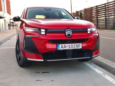 Citroen C5 Aircross novej generácie je podstatne priestrannejším autom ako končiaci model. Pritom ani ten nebol žiaden drobček a zo zastavanej plochy dokázal vyťažiť maximum. Novinka má menej oblý, viac hranatý dizajn. Má nové technológie, má nový infotainment, je dlhšia, širšia, vzdušnejšia.