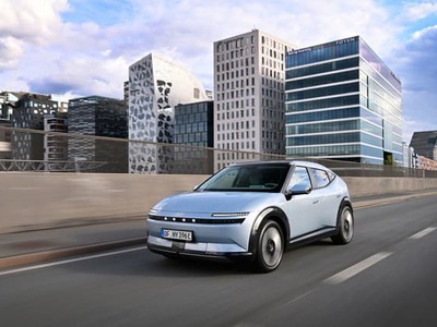 Kompaktný elektrický crossover menom Hyundai Ioniq 3 sa už môže pochváliť slovenskými cenami. Importérovi sa podarilo podliezť pomyselnú hranicu 30-tisíc eur a to aj pri cene bez akýkoľvek bonusov a vrátane DPH. Ceny pre firemných zákazníkov a tých, ktorí sa rozhodnú pre financovanie nákupu cez konkrétne finančné produkty sú o poznanie nižšie. Hyundai láka zákazníkov na 0% úrok pri financovaní. Zabudnúť však netreba na ročnú percentuálnu mieru nákladov (RPMN 13,43%). Nový crossover je alternatívou pre tých, ktorí hľadajú vyšší posed a elektromobil prevažne do mesta. S dvomi verziami batérie môže byť mestským i univerzálnym spoločníkom.