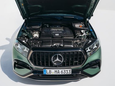 Veľkoobjemové motory nemajú budúcnosť? To povedzte nemeckému triu značiek, ktoré svoje viacvalcové objemné motory ďalej pestujú a posúvajú na nové úrovne. Technologický vývoj im umožní žiť vo veľkých a ťažkých SUV aj v nasledujúcich rokoch. Autá majú typické AMG mriežky, typické aero doplnky, sadu veľkých výfukových koncoviek, obrovské kolesá s rozmerom do 23 palcov, bohatú výbavu, individualizáciu cez program Manufaktur a schopnosti, ktoré z priestranných obrov urobia športové náčinie.