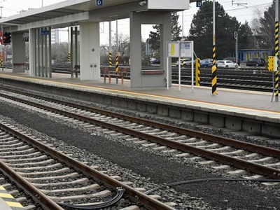 Považská Bystrica 16. júna (TASR) - Ministerstvo dopravy (MD) SR plánuje zrušiť zastavovanie expresov Tatran v Považskej Bystrici. Opatrenie je súčasťou optimalizácie systému diaľkovej železničnej dopravy na trase Bratislava - Žilina. O prehodnotenie zámeru sa teraz snaží časť verejnosti prostredníctvom petície, argumentuje i veľkosťou mesta, ktoré označili za dopravný uzol. Rezort dopravy reagoval, že o spojenia Považskobystričania neprídu.