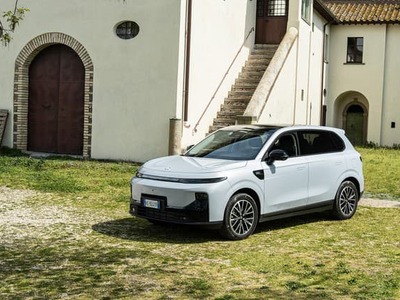 Nová verzia Leapmotor B10, nazvaná už novým menom Hybrid EV predstavuje ďalší krok značky smerom k európskemu zákazníkovi. Už prvé kilometre ukazujú, že nejde len o rozšírenie ponuky, ale o produkt, ktorý reaguje na konkrétne požiadavky trhu.