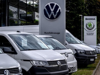 Generálny riaditeľ skupiny Volkswagen Oliver Blume vyzval zamestnancov, aby podporili úsilie o transformáciu v čase, keď odvetvie čelí vážnej kríze. „Najbližších pár týždňov bude kľúčových. Všetci musia ťahať za jeden povraz,“ uviedol v rozhovore pre nedeľník Bild am Sonntag. TASR o tom informuje na základe správy agentúry DPA.