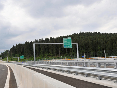 Národná diaľničná spoločnosť (NDS) pripravuje od 12. júla obnovu úseku diaľnice D3 Svrčinovec - Skalité. Práce sa začnú v nedeľu 12. júla a diaľničiari sa počas nich zamerajú na viacero objektov naraz - most Čadečka aj tunely Svrčinovec a Poľana. Práce si na štyri týždne vyžiadajú úplnú uzáveru diaľničného úseku. TASR o tom informoval odbor mediálnej komunikácie NDS.