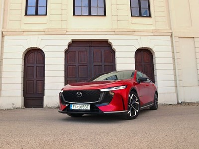 Mazda 6e je nový elektromobil, ktorý po premiére na domácom čínskom trhu prišiel aj do Európy. Vozidlo vzniklo v spolupráci japonských majstrov s čínskymi konštruktérmi, výsledkom čoho je mimoriadne dobre vyzerajúce a pôsobiace vozidlo so slušnou elektrickou technikou.