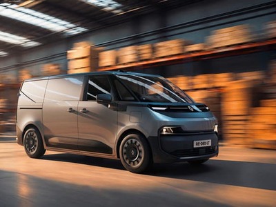 Renault Trafic novej generácie sa predstavil vo verzii Van E-Tech ako prvý zo série piatich nových ľahkých úžitkových vozidiel, ktoré chce Renault uviesť na trh do roku 2028. Model stojí na kompletne novej platforme, je škálovateľný, prispôsobiteľný a je to prvý veľkosériový van z kategórie softvérovo-definovaných vozidiel. Znamená to, že auto nielenže možno na diaľku kompletne aktualizovať, dá sa tiež na diaľku diagnostikovať a prispôsobovať presne podľa potrieb klienta a to počas celej životnosti.
