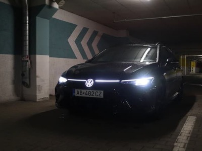 Čo je to? Je to čierne, trochu modré, hlavne rýchle, no sotva to vidieť, ale poriadne počuť? Kto vie... Ale toto je Volkswagen Golf R Variant, ultimatívne hot kombi s pohonom všetkých kolies, silným motorom vpredu a mohutnými výfukmi vzadu. No a hej, kufor odvezie, kabína tiež a ešte to aj vyzerá. No a cena? Cenu to má tiež, prečo sa pýtate?