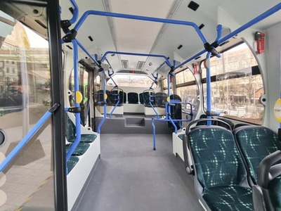Organizátor integrovanej dopravy v Prešovskom samosprávnom kraji a Košickom samosprávnom kraji IDS Východ prináša od stredy úpravy v regionálnej autobusovej doprave, ktoré priamo reflektujú pripomienky obcí a cestujúcich. Zmeny sa týkajú zavádzania pravidelných odchodov v pevných intervaloch a tiež zrušenia zbytočných prevádzkových výnimiek. Doprava na východe tak bude podľa hovorkyne Prešovského samosprávneho kraja Daše Jeleňovej vďaka optimalizácii nadväzností medzi regionálnymi autobusmi a diaľkovou železničnou dopravou prehľadnejšia a systematickejšia.