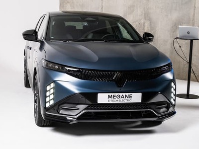 Renault Megane je stále pojem, no tento pojem je už niekoľko rokov len veľmi okrajovo spojený so spaľovacím autom. Elektrický model je kompaktný crossover s francúzskym šarmom. Facelift mu pomáha držať krok s čoraz náročnejšou konkurenciou.