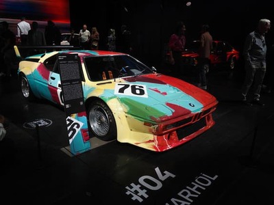 Keď sa povie BMW Art Car, väčšine ľudí pravdepodobne napadne BMW M1 od Andyho Warhola. A vôbec sa tomu nemožno čudovať. Farebné BMW M1 z roku 1979 patrí medzi najznámejšie automobilové umelecké diela na svete. Warhol ho namaľoval vlastnými rukami, za neuveriteľných 28 minút, a jeho široké farebné ťahy mali vyjadrovať rýchlosť samotného auta. Navyše nešlo o sochu, ktorá by celý život stála v galérii. Auto skutočne pretekalo v Le Mans a skončilo šieste celkovo. Všetkých 20 BMW Art Cars sú do konca augusta vystavené v Mníchove v BMW Welt.