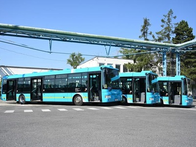 Trnavská mestská hromadná doprava (MHD) posilní najvyťaženejšie spoje piatimi kĺbovými autobusmi. Celkovo bude v Trnave premávať šesť autobusov s dĺžkou 18 metrov. Vozidlá budú nasadené najmä počas rannej a popoludňajšej špičky. Informovalo o tom mesto Trnava na svojom webe.