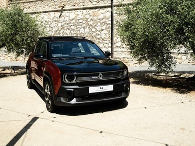 Automobilový trh dnes funguje zvláštne. Na jednej strane ešte nikdy nebolo toľko rôznych modelov, no zároveň mnohé pôsobia rovnako. Platí to hlavne pri malých crossoveroch a elektrických SUV. Väčšina z nich sa snaží zaujať technológiami, displejmi alebo agresívnym dizajnom, no len máloktoré auto dnes prináša niečo skutočne príjemné do bežného každodenného jazdenia.
