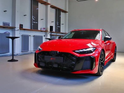 Audi RS 5 je naraz následníkom modelu RS 4 Avant a aj RS 5. Pod názvom RS 5 nájdete ako kombi (Avant), tak liftback (limuzína). Model v oboch karosárskych verziách ponúka združenú silu spaľovacieho motora v kombinácii s elektromotormi. S dvomi. Aj keď je tým pohonným elektromotorom iba jeden spojený s 8-stupňovou automatickou meničovou prevodovkou, za kardanom a multilamelovou spojkou medzi nápravami je ešte jeden elektromotor, ktorý svojou silou určuje smerovanie krútiaceho momentu medzi zadnými kolesami. Rozdiel v krútiacom momente medzi ľavým a pravým kolesom vďaka tomuto dodatočnému elektronicky ovládanému "diferenciálu" môže byť až 2000 Nm. Model si však našiel aj celkom nový spôsob ako pracovať s náklonmi karosérie. Namiesto elektrických stabilizátorov, ktoré používajú mocné SUV Audi i ďalších značiek obdarené 48V architektúrou, tu je všetko vecou dvojventilových adaptívnych tlmičov. Tie zvládnu aktívne brániť náklonom karosérie nielen z jednej strany auta na druhú, ale zvládnu zatlačiť nos do podlahy pri akcelerácii a naopak zdvihnúť tlamu auta pri brzdení a to aktívnou reguláciou tlaku v tlmičoch.