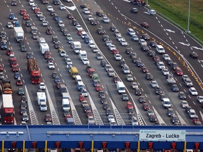Chorvátsko začalo testovať nový systém elektronického výberu mýta. Cieľom je odstrániť tradičné mýtne brány a zrýchliť dopravu v krajine najmä počas hlavnej turistickej sezóny. Tento rok sa pre cestovateľov ešte nič nemení, do plnej prevádzky by sa mal systém spustiť v marci alebo apríli budúceho roka. Informoval o tom v utorok na stretnutí s novinármi riaditeľ Chorvátskeho turistického združenia (CHTZ) pre Slovensko Miodrag Mlačić.