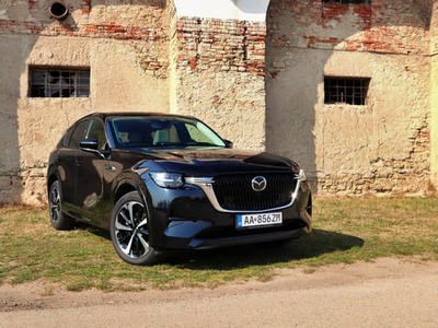 Mazda CX-60 je typický zástupca prémiovej strednej triedy medzi SUV vozidlami. Jeho reálnymi konkurentmi sú autá ako Audi Q5, Mercedes GLC, BMW X3, Lexus NX/RX, Volvo XC60 a ďalší. Nie je to teda automobil, ktorý podobne ako modely typu Škoda Kodiaq, či Volkswagen Tayron, alebo Peugeot 5008 uprednostňujú priestor na palube a racionálnu ponuku s úspornými pohonnými jednotkami pred silou, okázalosťou a vynikajúcimi jazdnými vlastnosťami.