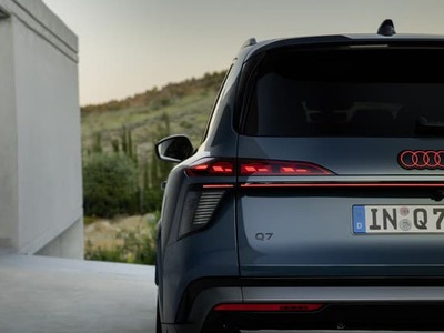 Nové Audi Q7 prichádza pyšnejšie, dominantnejšie a technologicky vyspelejšie. Nesie nový dizajnový jazyk SUV modelov značky a zároveň robí všetko preto, aby ho nikto ani na chvíľu nemohol upodozrievať z prílišnej orientácie na praktickosť. Praktické je, dĺžku cez 5 metrov má stále, ale zároveň chce byť oveľa viac statusovým vozidlom ako doteraz.