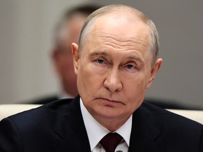 Ruský prezident Vladimir Putin nariadil pozastavenie útokov na Ukrajinu počas troch dní v súvislosti s návštevou amerických vyslancov Jareda Kushnera a Stevea Witkoffa v Moskve a Kyjeve, uviedol hovorca prezidenta. Pozastavenie bojov začne platiť v sobotu o polnoci (23.00 h SELČ). Informuje správa portálu Sky News.