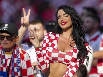 BRATISLAVA – S blížiacimi sa majstrovstvami sveta vo futbale sa oči celého sveta opäť upierajú na zelené trávniky. Avšak najväčší futbalový sviatok planéty už dávno nie je len o góloch, taktických manévroch trénerov či genialite najjagavejších hviezd. Už tradične patrí obrovská pozornosť aj dianiu na tribúnach. Práve tam totiž tisícky kilometrov kvôli svojim reprezentáciám cestujú tie najkrajšie ženy sveta, ktoré svojím pôvabom dokážu poblázniť milióny divákov pri obrazovkách.