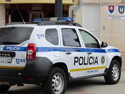 Boj o život iba dvojročního dieťaťa. Dramatické chvíle sa odohrali v Košiciach, kde mal chlapček prestať reagovať na hlas a upadol do bezvedomia. Zúfala matka sa obrátila na mestkého policajta, ktorý práve blízko vykonával štandardnú hliadku.