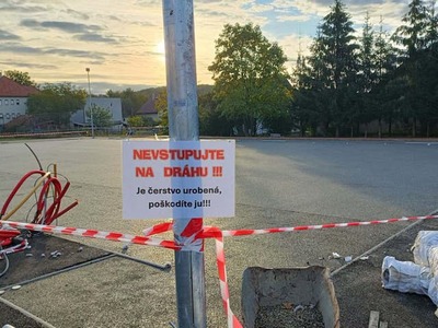 Na základnej škole v Nitrianskom Rudne chceli vylepšiť miestne ihrisko a na časť plochy natiahli nové vrstvu tartanového povrchu. Ten však potrebuje na svoje vytvrdnutie čas a tak riaditeľ upovedomil rodičov aj žiakov a celé miesto dal ohradiť. Okrem toho pri ihrisku vyvesil aj upozornenie, aby nikto na dráhu nevstupoval. Ani to však nezastavilo jedinca, ktorý sa rozhodol po ihrisku popreháňať.