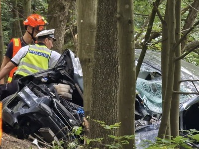 Obrovská tragédia, za ktorou stojí nepredstaviteľný hazard so životmi tých najzraniteľnejších, sa odohrala v susednom Česku neďaleko Brna. Vodič osobného auta s piatimi deťmi vo vozidle zišiel z cesty a v plnej rýchlosti narazil do stromu. Výsledky dychovej skúšky ukázali, že šofér mal v krvi viac ako tri promile alkoholu. Pri nehode jedno dieťa zraneniam na mieste podľahlo a ďalšie dve bojujú v nemocnici o život.
