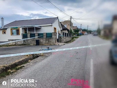 Polícia aktuálne dokumentuje dopravnú nehodu v obci Rankovce v okrese Košice-okolie. Podľa doterajších informácií došlo k zrážke cyklistky s chodkyňou. „Cyklistka utrpela zranenia, pre ktoré bola letecky transportovaná do nemocnice v Košiciach,“ informovala košická krajská polícia na sociálnej sieti.