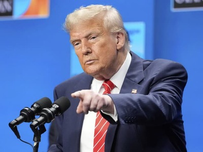 Americký prezident Donald Trump sa podľa informácií denníka The Wall Street Journal prikláňa k rozšíreniu vojenských operácií proti Iránu. Medzi scenármi, ktoré mu predstavili poradcovia, je aj nasadenie pozemných síl či obsadenie strategických ostrovov pri Hormuzskom prielive.