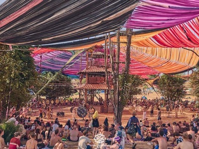 Maďarský hudobný festival Ozora skončí skôr, ako bolo v pláne, po tom ako tam muž z USA zahynul po páde z výšky a mladá žena zomrela na infarkt. S odvolaním sa na oznámenie organizátorov o tom informovala agentúra AFP. Týždenný festival je považovaný za jedno z najväčších stretnutí fanúšikov psychedelickej trance hudby na svete a každoročne priláka desaťtisíce fanúšikov.