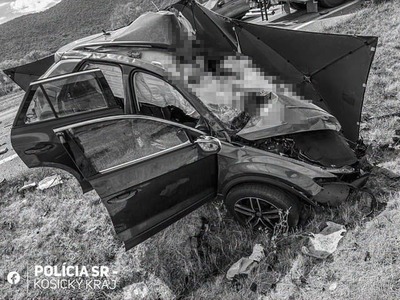 Tragická zrážka si vyžiadala ľudský život. Na ceste I/16 pri obci Hrhov v okrese Rožňava došlo k dopravnej nehode nákladného vozidla a dvoch osobných áut.