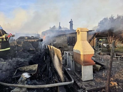 Požiar, ktorý v piatok (29. 5.) popoludní vypukol v obci Tvrdošovce v okrese Nové Zámky, spôsobil škody predbežne vyčíslené na 215.000 eur. Oheň zasiahol tri rodinné domy, garáž a osobné motorové vozidlá. Informovalo o tom Krajské riaditeľstvo Hasičského a záchranného zboru (HaZZ) v Nitre na sociálnej sieti.