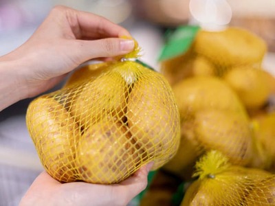Belgicko zápasí s kurióznym problémom. V krajine, ktorú si mnohí spájajú s hranolkami, tohtoročné sucho spôsobilo, že zemiaky určené na ich výrobu dorastajú do menších rozmerov ako obvykle.