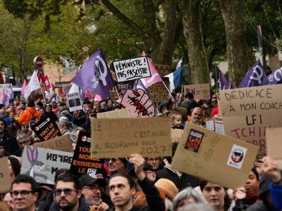 Francúzsko cez víkend zasiahla ďalšia masívna vlna protestov proti vysokým životným nákladom a slabému financovaniu školstva, ktoré sprevádzali rozsiahle nepokoje, vandalizmus a rabovanie. V reakcii na násilnosti z predchádzajúceho týždňa, kedy bolo poškodených alebo vyrabovaných približne 3-tisíc obchodov, nasadil minister vnútra Laurent Nuñez po celej krajine až 70-tisíc policajtov vrátane vrtuľníkov a obrnených vozidiel. Informuje správa agentúry AP.