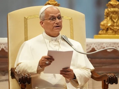 VATIKÁN/RÍM – Z nemocnice prichádzajú povzbudivé správy, no lekári zatiaľ nemajú odpovede na všetky otázky. Hlava katolíckej cirkvi má za sebou vážnu operáciu a ďalšie vyšetrenia rozhodnú, či bude potrebovať aj chemoterapiu alebo inú onkologickú liečbu.