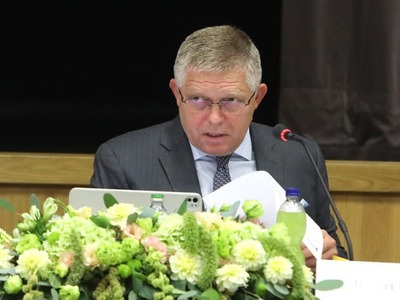 Na Slovensku by mohol vyrásť celkom nový automobilový závod. Premiér Robert Fico (Smer-SD) potvrdil, že má za sebou rokovania so zástupcami významnej čínskej automobilky, ktorá prejavila záujem o stavbu nového podniku na našom území. Zatiaľ čo ministerstvo hospodárstva k detailom skalopevne mlčí, opozícia aj odborníci neskrývajú skepsu.