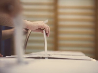 V sobotu o 7.00 h sa na Slovensku otvorili volebné miestnosti. Začalo sa desiate referendum v histórii samostatnej SR. Slováci v ňom budú rozhodovať o dvoch otázkach - či súhlasia so zrušením tzv. doživotnej renty, napríklad pre premiéra Roberta Fica (Smer-SD), a či súhlasia s obnovením Úradu špeciálnej prokuratúry a Národnej kriminálnej agentúry. Volebné miestnosti sú otvorené do 22.00 h. Volič, ktorý sa chce zúčastniť na referende, musí mať so sebou platný občiansky preukaz.