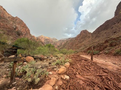 Viac ako 20 ľudí môže byť nezvestných po prívalovej povodni v národnom parku Grand Canyon v americkom štáte Arizona. V nedeľu to oznámila tamojšia Správa národných parkov (NPS), informujú o tom agentúry AP a AFP.